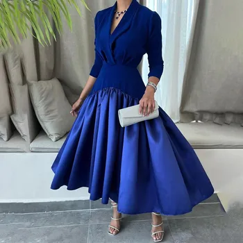 Элегантное синее платье с V-образным вырезом и рюшами и атласным платьем 